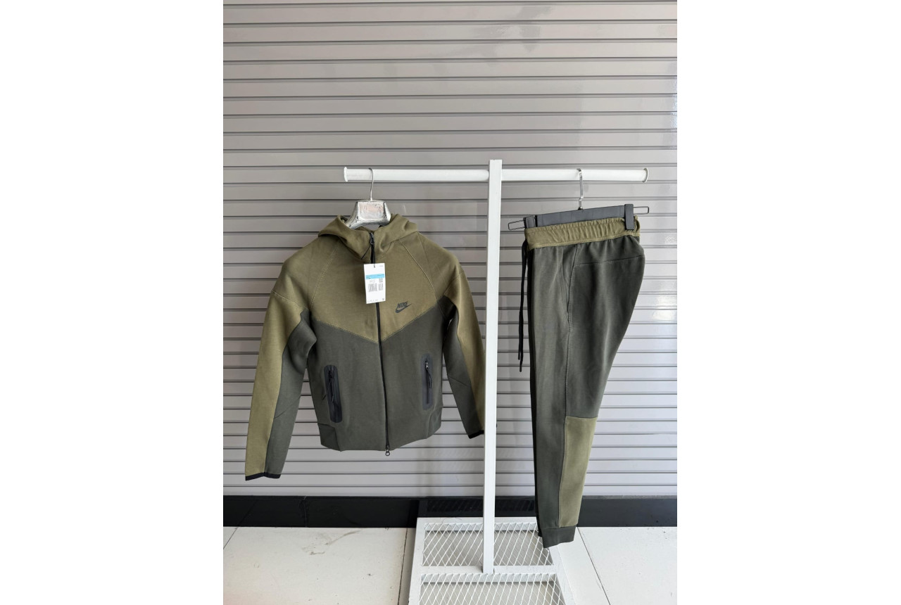 8426 Детски екип Tech Fleece зелено